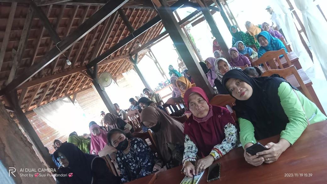 Anggota Bank Sampah RT.091 Padukuhan Anjir Ikuti Pelatihan Eco Enzyme